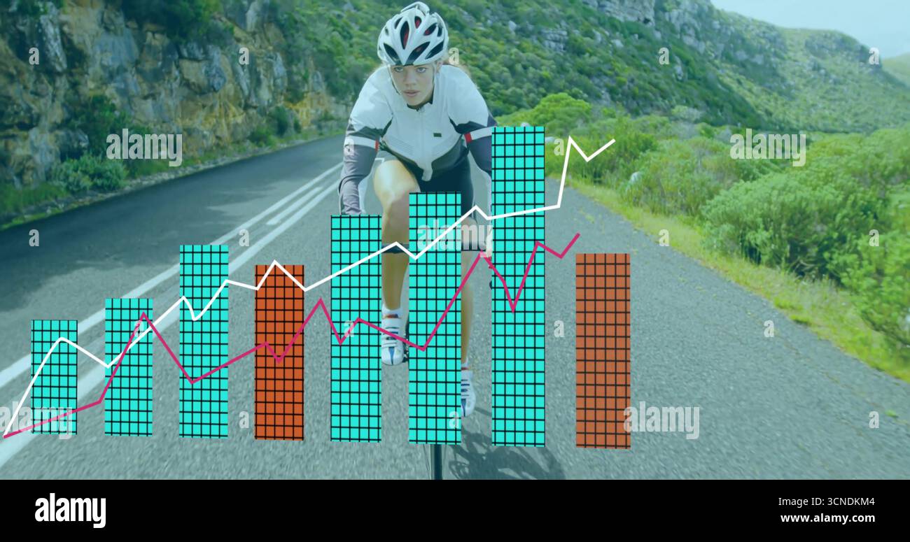 Donna in bicicletta che indossa casco bianco e occhiali pedala lungo tortuose strade di montagna, sovrapposizione dati Foto Stock