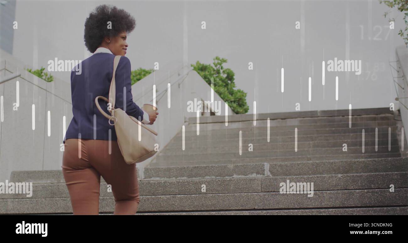 Arrampicata su una donna informale che sale le scale al plaza, con tazza da caffè da asporto e borsa a spalla Foto Stock