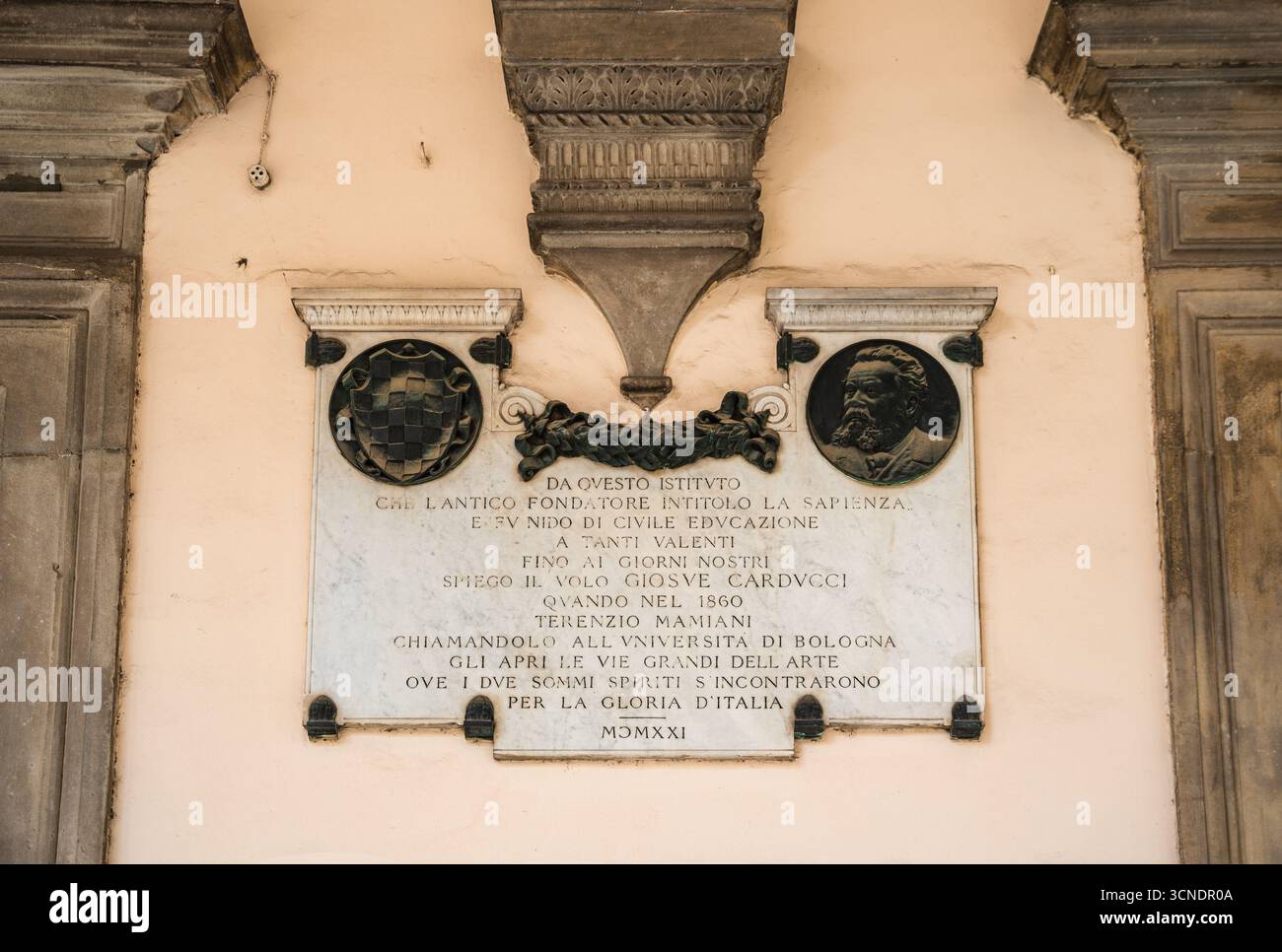 Targa commemorativa al poeta italiano e premio Nobel Giosuè Carducci all'ingresso della Biblioteca Forteguerriana, a Pistoia, Toscana, Italia Foto Stock