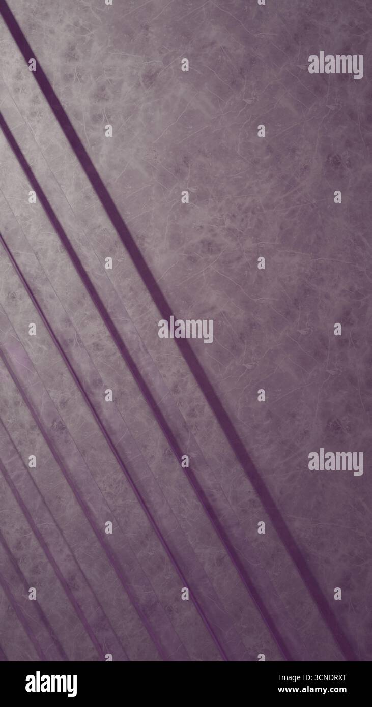 Uno sfondo grafico moderno presenta strisce diagonali parallele che proiettano ombre morbide su una texture di marmo viola malva. Questa composizione crea DEP Foto Stock