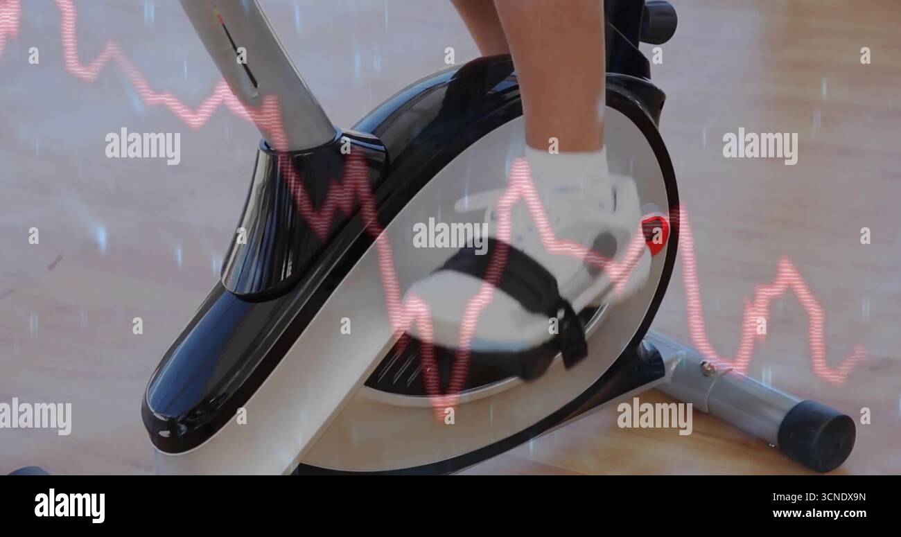 Premendo la scarpa sportiva in bianco e nero sul pedale della cyclette nella palestra domestica, sovrapponendo il grafico a linee rosse Foto Stock