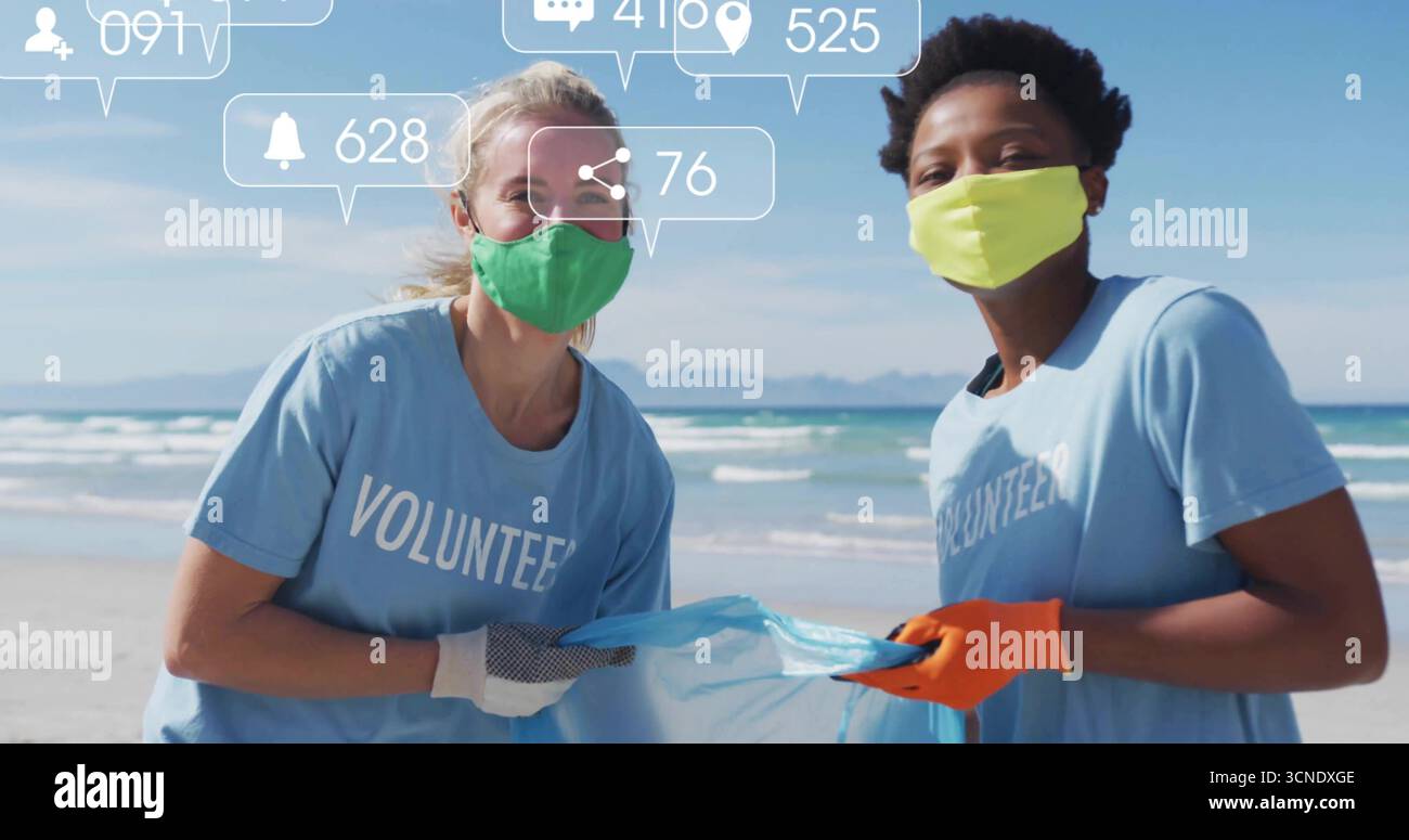 Donne volontarie che raccolgono rifiuti in una borsa blu sulla spiaggia, con maschere, guanti e icone di notifica Foto Stock