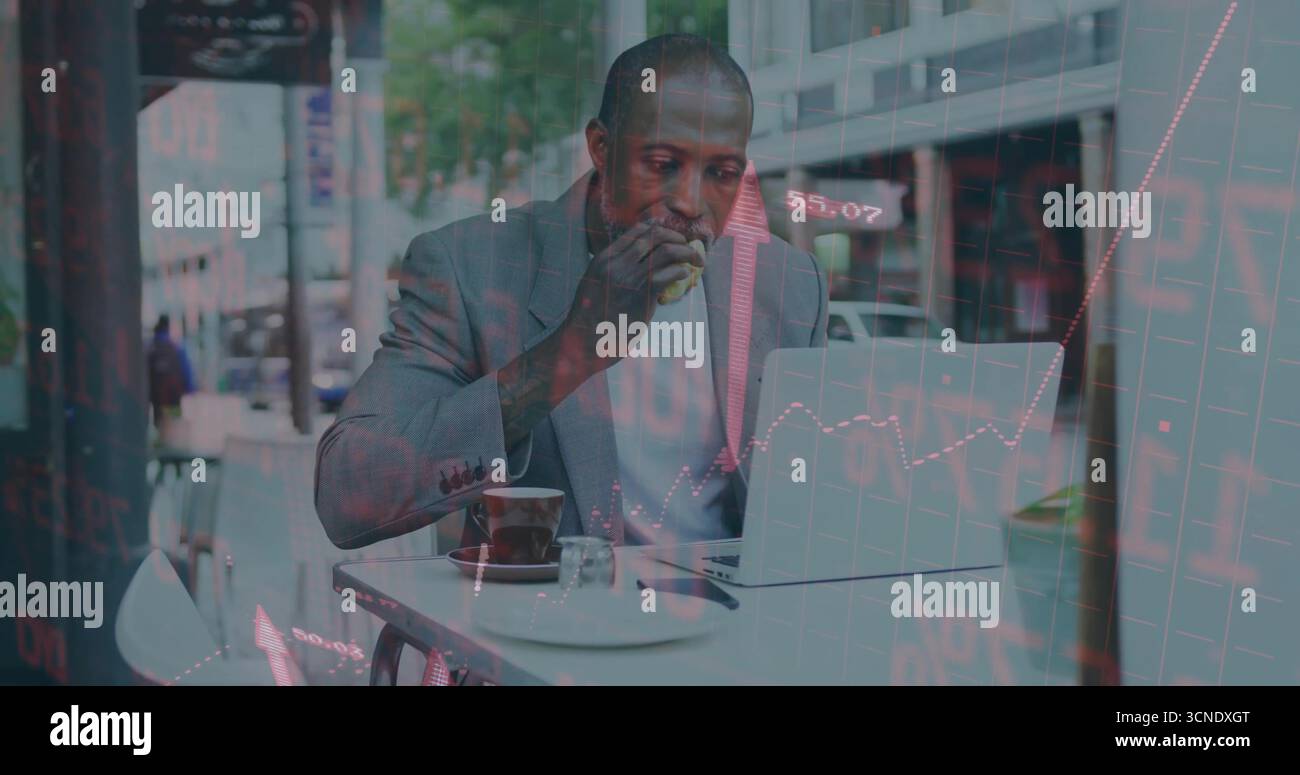 Lavoratore con un blazer grigio che scrive sul laptop al caffè City sidewalk, con caffè e pasticcini Foto Stock