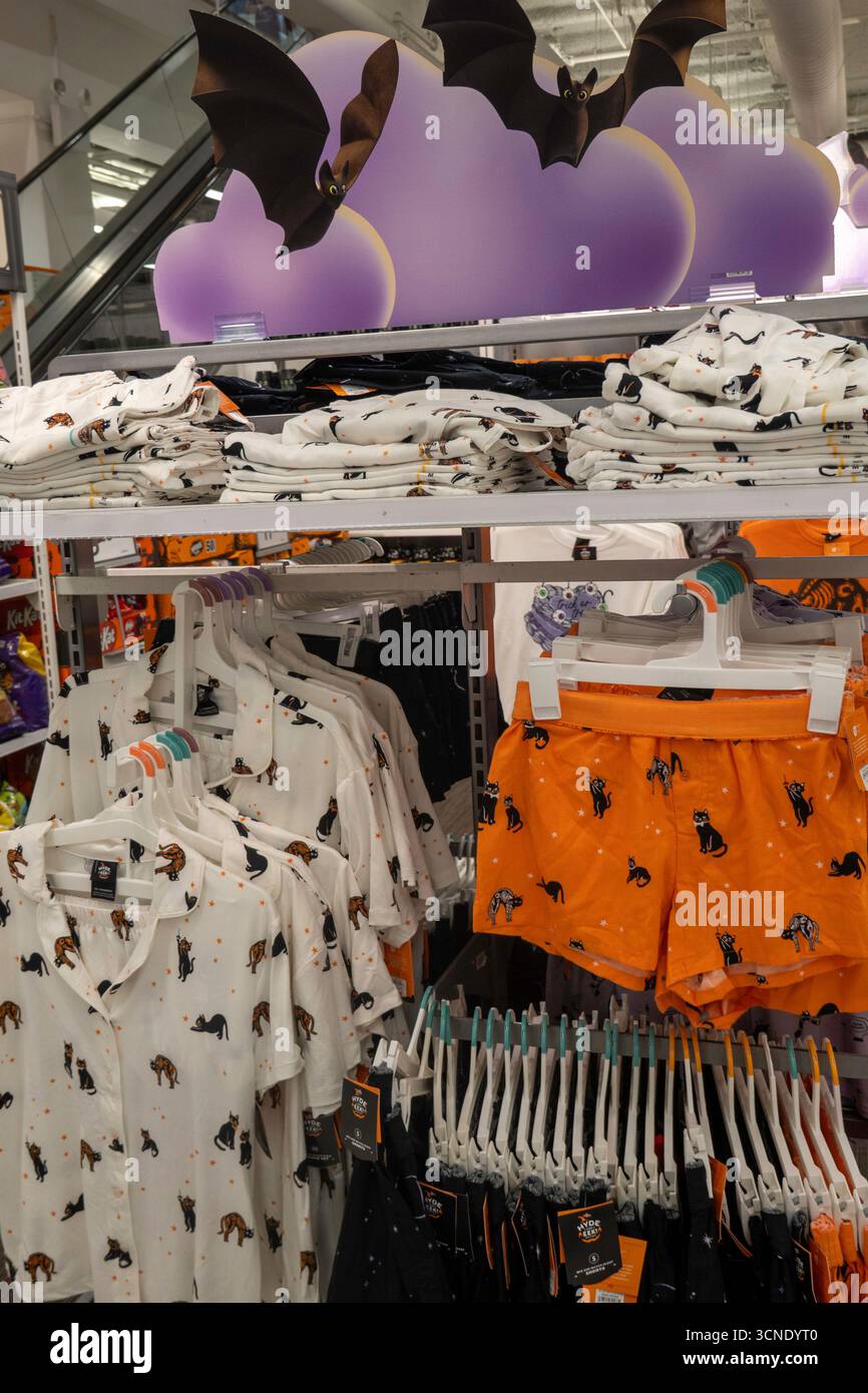 Il Target Manhattan Herald Square offre una vasta gamma di articoli, 2025, New York City, USA Foto Stock