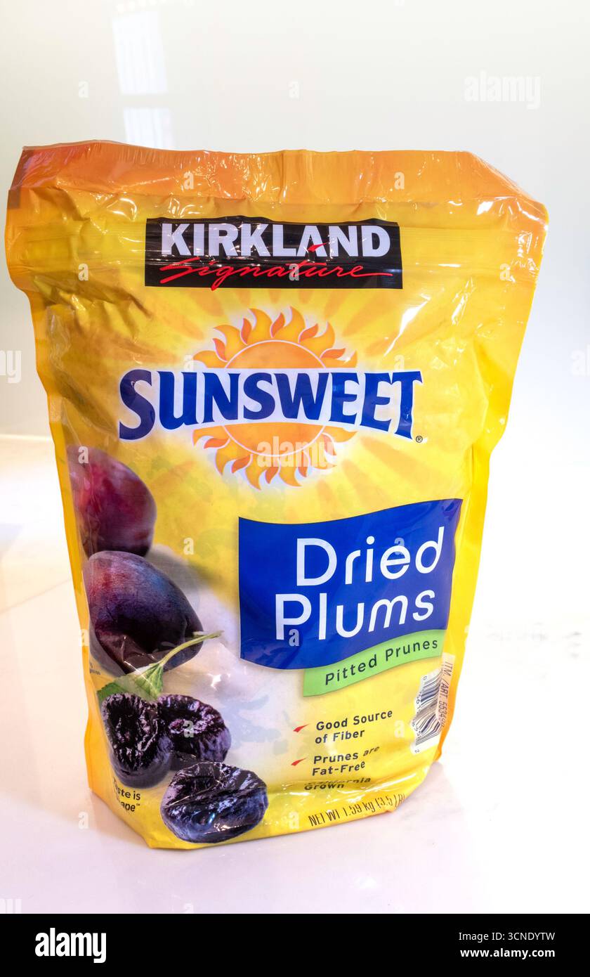 Le prugne secche Sunsweet sono vendute a Costco con il marchio Kirkland, 2025, Stati Uniti Foto Stock