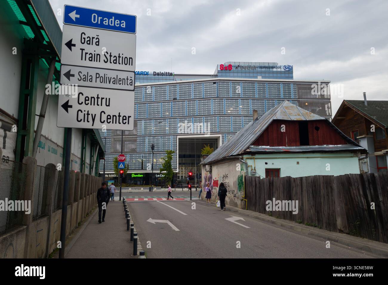 Cluj-Napoca, Romania. 10 settembre 2025: Il moderno centro affari, l'Office Cluj-Napoca, visto dalle vecchie case in Petofi Sandor Street. Foto Stock