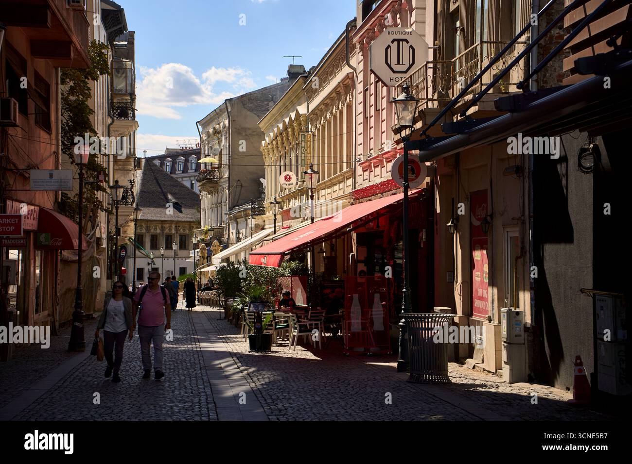 Bucarest, Romania. 18 settembre 2025: Bella via Sepcari, un'attrazione turistica nella città Vecchia di Bucarest, alla fine della quale si vede il Manuc Inn Foto Stock