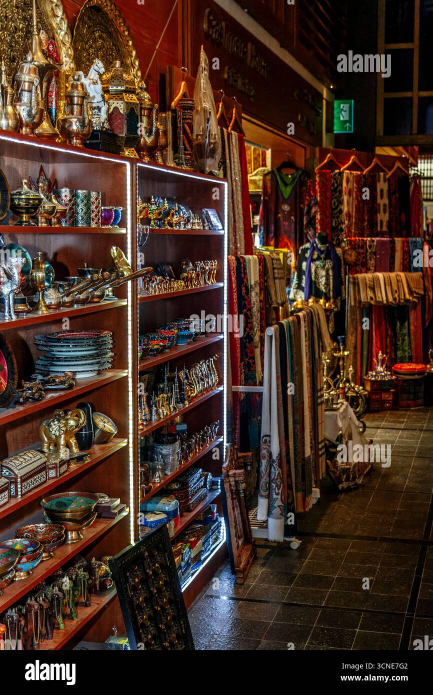 Emirati Arabi Uniti - Abu Dhabi - Souk del World Trade Center - mercato tradizionale con artigianato e souvenir Foto Stock