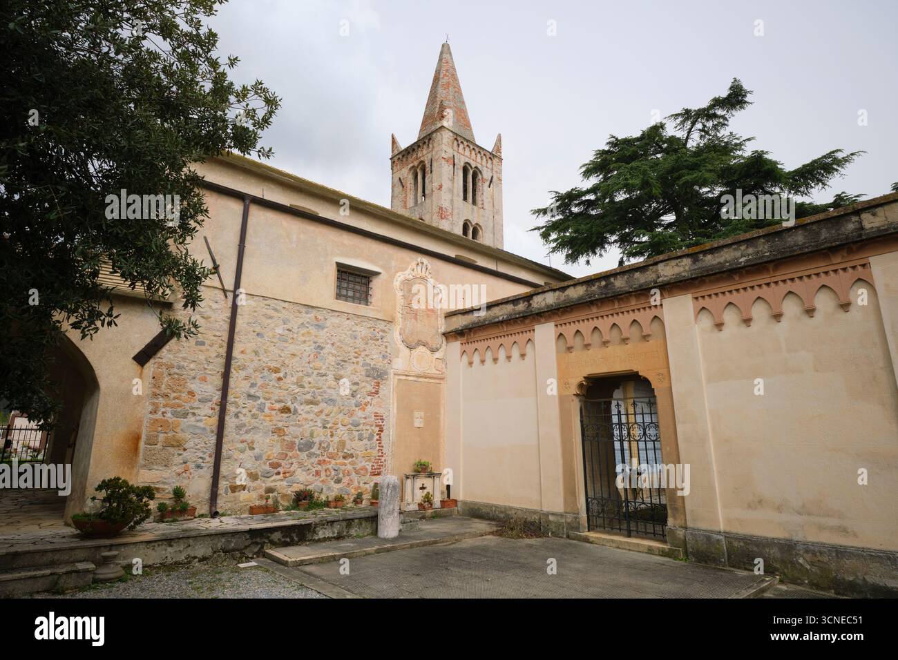 Ingresso e campanile della chiesa. Presso l'Orario Cimitero, complesso cimiteriale nel borgo rurale di Borgio Verezzi. In Liguria, Italia. Foto Stock