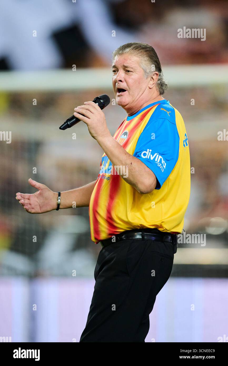 Valencia, Spagna. 20 settembre 2025. VALENCIA, SPAGNA - 20 SETTEMBRE: Il cantante spagnolo Francisco si esibisce prima della partita LaLiga EA Sports tra Valencia CF e Athletic Club Bilbao allo stadio Mestalla il 20 settembre 2025 a Valencia, Spagna. (Foto di Francisco Macia/Photo Players Images/Magara Press) crediti: Magara Press SL/Alamy Live News Foto Stock