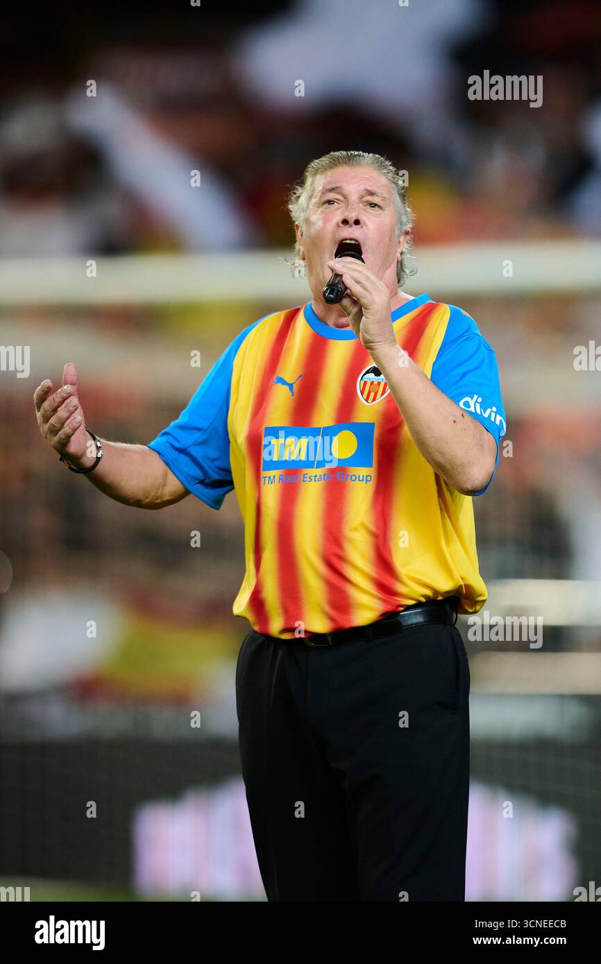 Valencia, Spagna. 20 settembre 2025. VALENCIA, SPAGNA - 20 SETTEMBRE: Il cantante spagnolo Francisco si esibisce prima della partita LaLiga EA Sports tra Valencia CF e Athletic Club Bilbao allo stadio Mestalla il 20 settembre 2025 a Valencia, Spagna. (Foto di Francisco Macia/Photo Players Images/Magara Press) crediti: Magara Press SL/Alamy Live News Foto Stock
