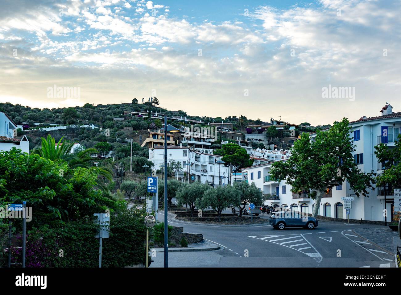 Cadaques, Spagna - 7 luglio 2025, veduta di Cadaques, affascinante città della Catalogna, Spagna. Città mediterranea con case bianche Foto Stock