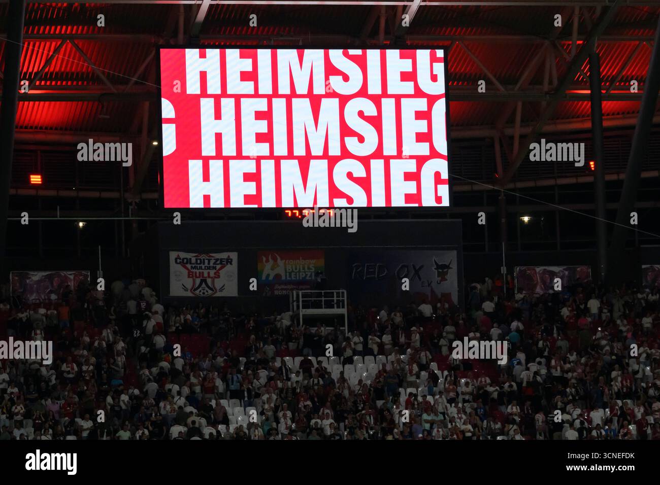 Lipsia, Germania. 20 settembre 2025. V. l. im Bild: LED Anzeige, Heimsieg, Anzeigetafel, Freisteller, GER, Sachsen, RB Leipzig vs 1. FC Koeln, Fussball, DFB, Bundesliga, Spielzeit 2025/2026, RB Arena, DFB/DFL VIETANO QUALSIASI USO DI FOTOGRAFIE COME SEQUENZE DI IMMAGINI E/O QUASI-VIDEO, 20.09.2025 credito: dpa/Alamy Live News Foto Stock