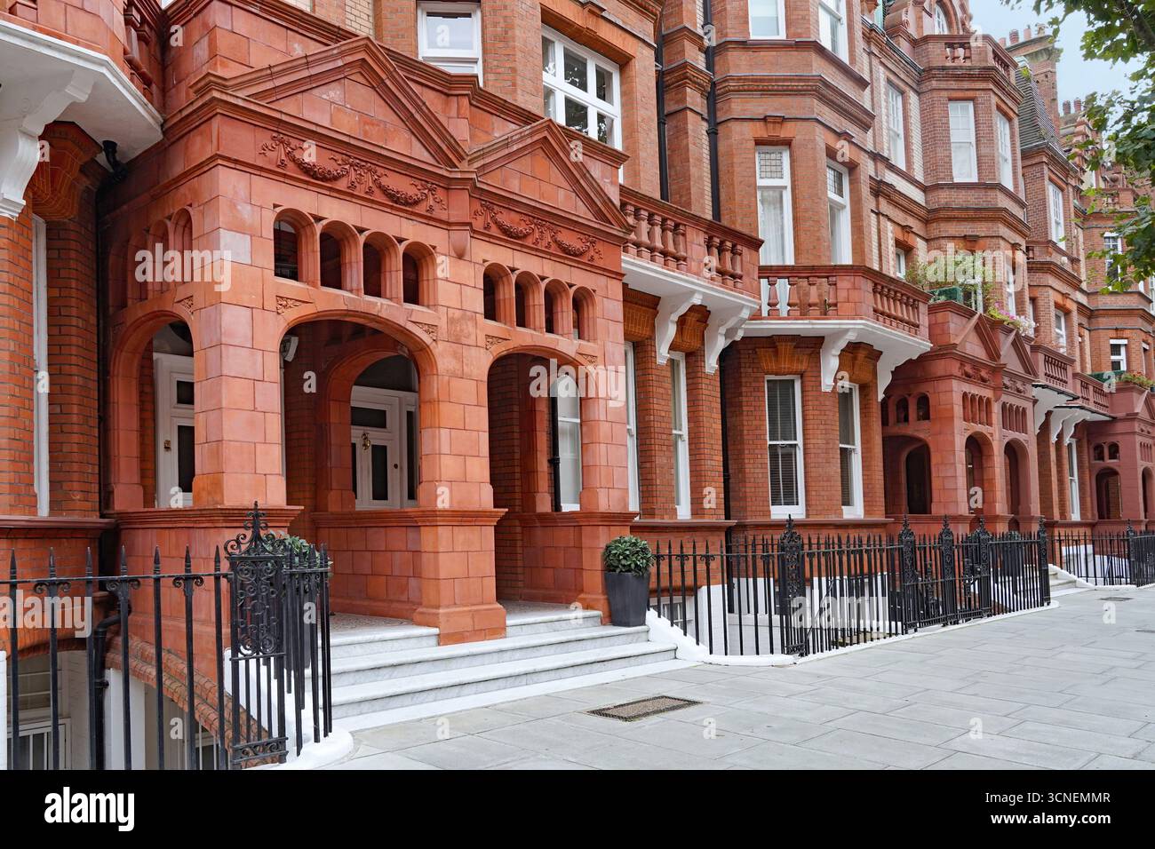 Case e appartamenti vittoriani in mattoni rossi nell'area di Sloane Square a Londra Foto Stock