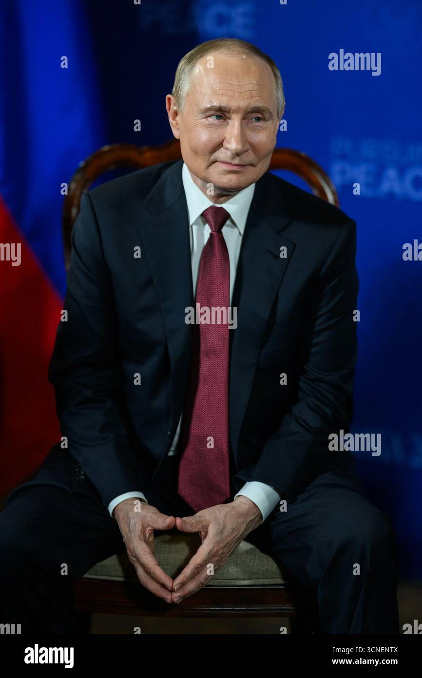 Il presidente russo Vladimir Putin partecipa a un incontro bilaterale durante il vertice con il presidente degli Stati Uniti Donald J. Trump alla Joint base Elmendorf–Richardson ad Anchorage, Alaska, il 15 agosto 2025. I colloqui si sono concentrati sui negoziati per porre fine alla guerra in Ucraina. Per gentile concessione della Casa Bianca. Foto Stock