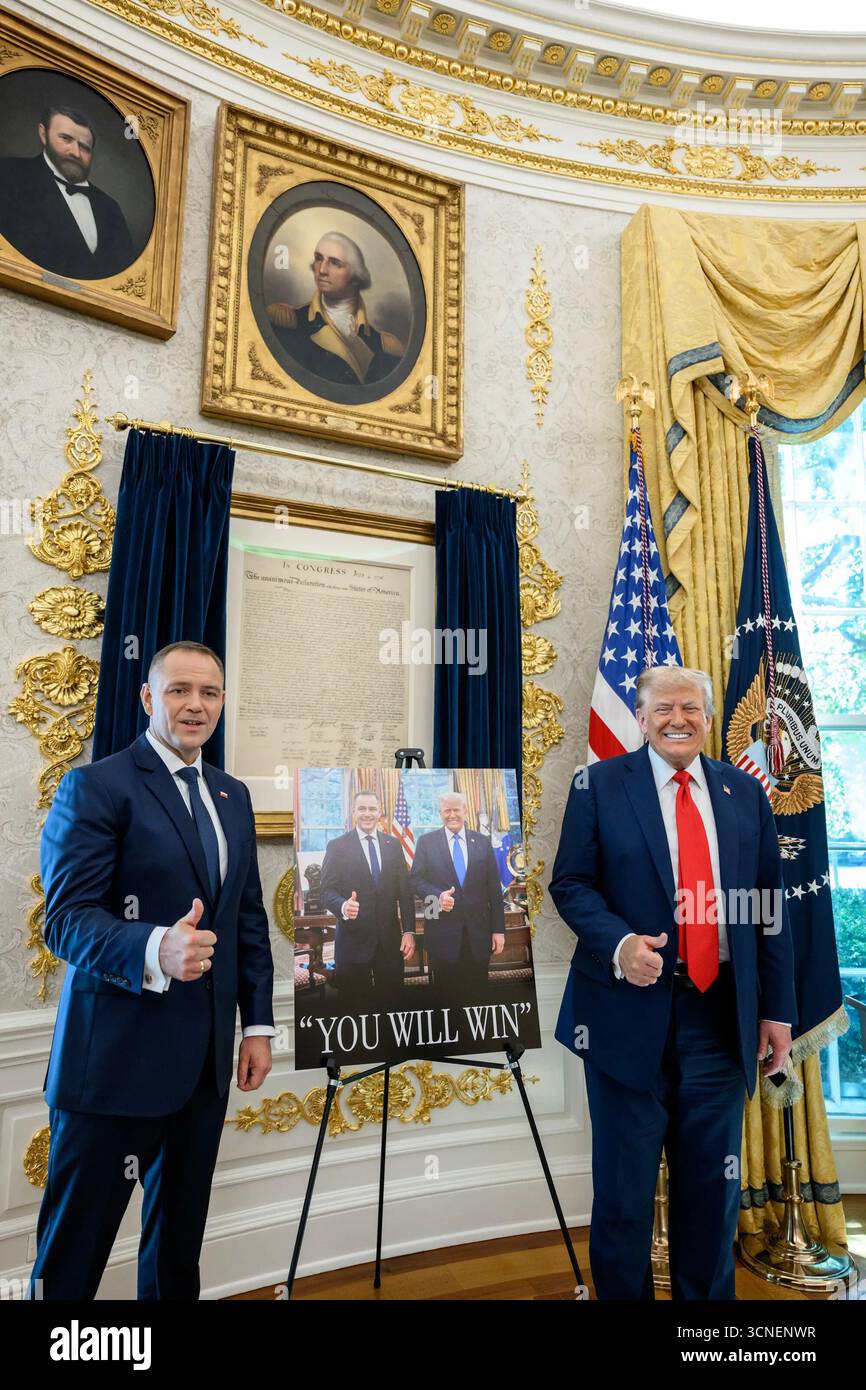 Il presidente Donald J. Trump e il presidente polacco Karol Nawrocki hanno posato con un poster con la scritta "You Will Win" durante il loro incontro presso l'Ufficio ovale alla Casa Bianca il 3 settembre 2025. I due leader hanno evidenziato la firma di un Patto strategico di difesa e memoria tra Stati Uniti e Polonia. Per gentile concessione della Casa Bianca. Foto Stock