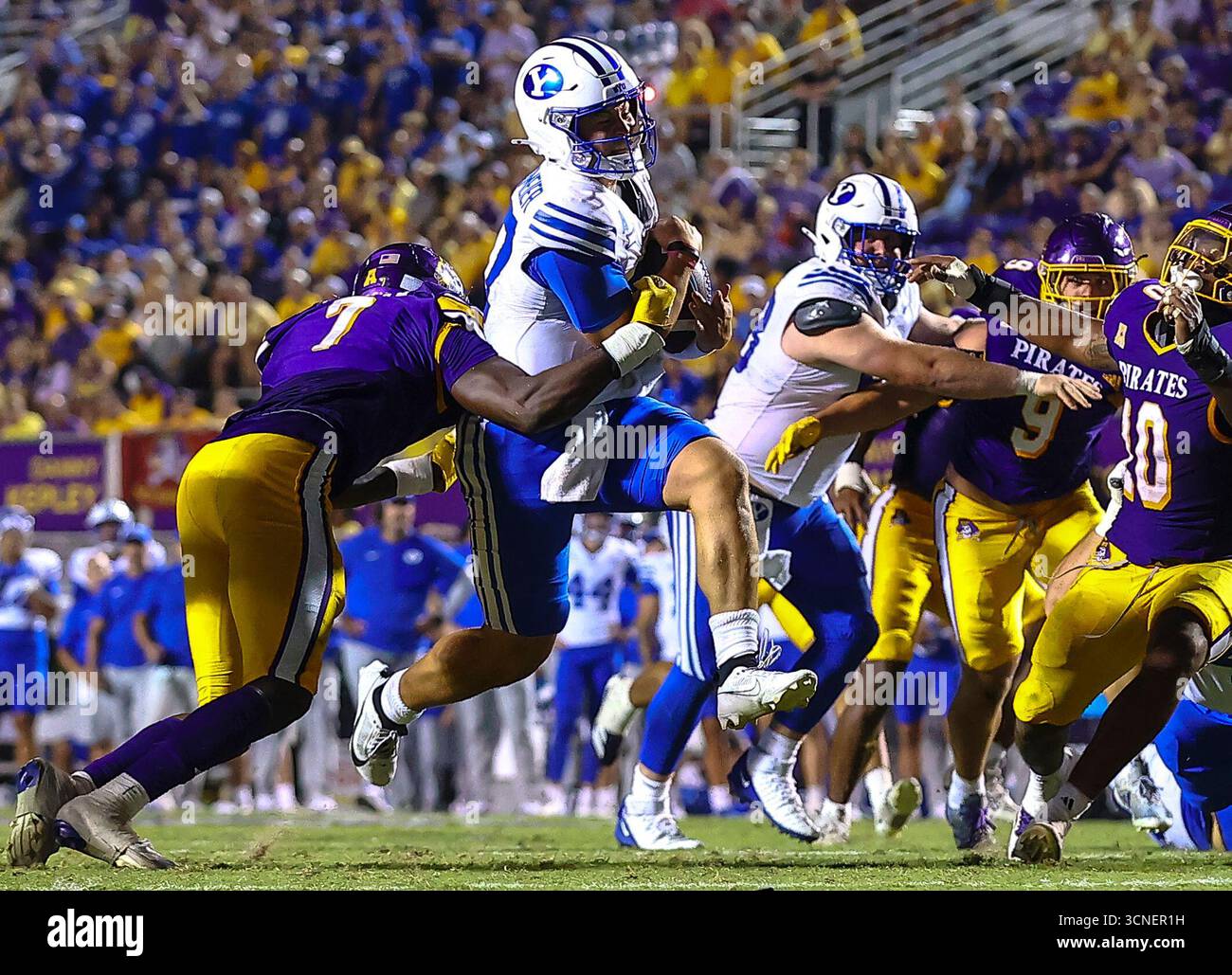 20 settembre 2025: Il quarterback BYU Bear Bachmeier (47) sale nella end zone nel quarto trimestre. Partita di football NCAA tra la Brigham Young University e la East Carolina University al Dowdy-Ficklen Stadium di Greenville, North Carolina. David Beach/CSM Foto Stock
