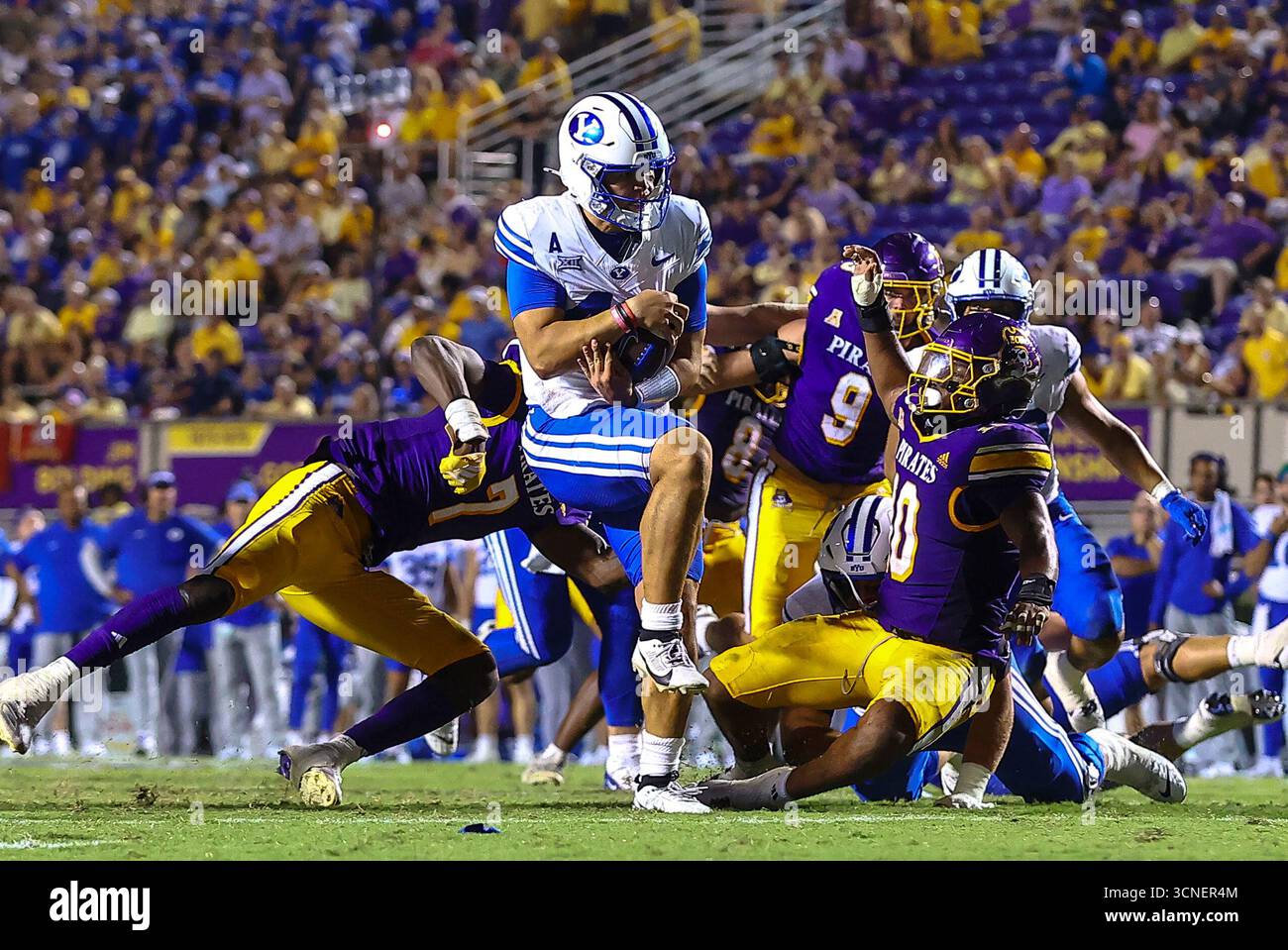20 settembre 2025: Il quarterback BYU Bear Bachmeier (47) sale nella end zone nel quarto trimestre. Partita di football NCAA tra la Brigham Young University e la East Carolina University al Dowdy-Ficklen Stadium di Greenville, North Carolina. David Beach/CSM Foto Stock