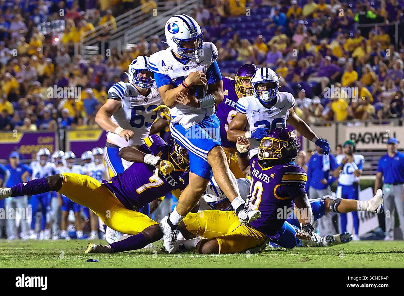 20 settembre 2025: Il quarterback BYU Bear Bachmeier (47) sale nella end zone nel quarto trimestre. Partita di football NCAA tra la Brigham Young University e la East Carolina University al Dowdy-Ficklen Stadium di Greenville, North Carolina. David Beach/CSM Foto Stock