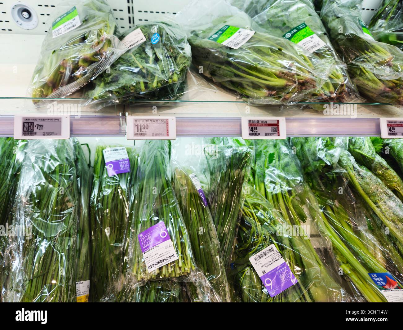 Verdi a foglia confezionati con etichette elettroniche per ripiani presso il supermercato Hema Fresh di Tianjin Foto Stock