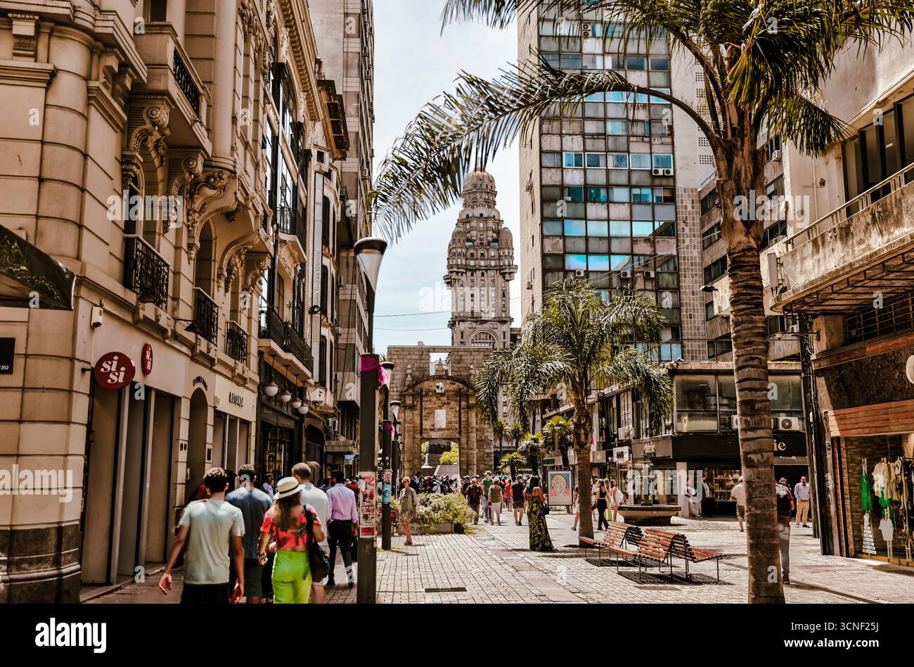 Vita urbana nel centro di Montevideo con vista sull'iconica Torre de los Profesionales e sullo storico Palacio salvo Foto Stock