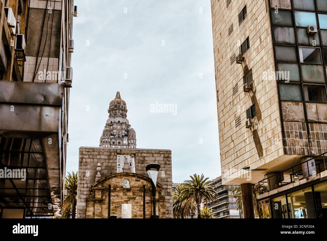 Vita urbana nel centro di Montevideo con vista sull'iconica Torre de los Profesionales e sullo storico Palacio salvo Foto Stock