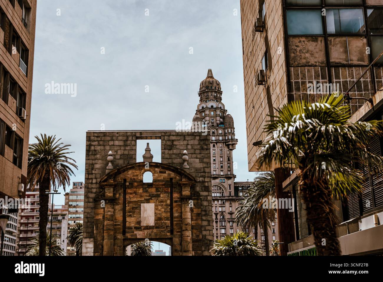 Vita urbana nel centro di Montevideo con vista sull'iconica Torre de los Profesionales e sullo storico Palacio salvo Foto Stock