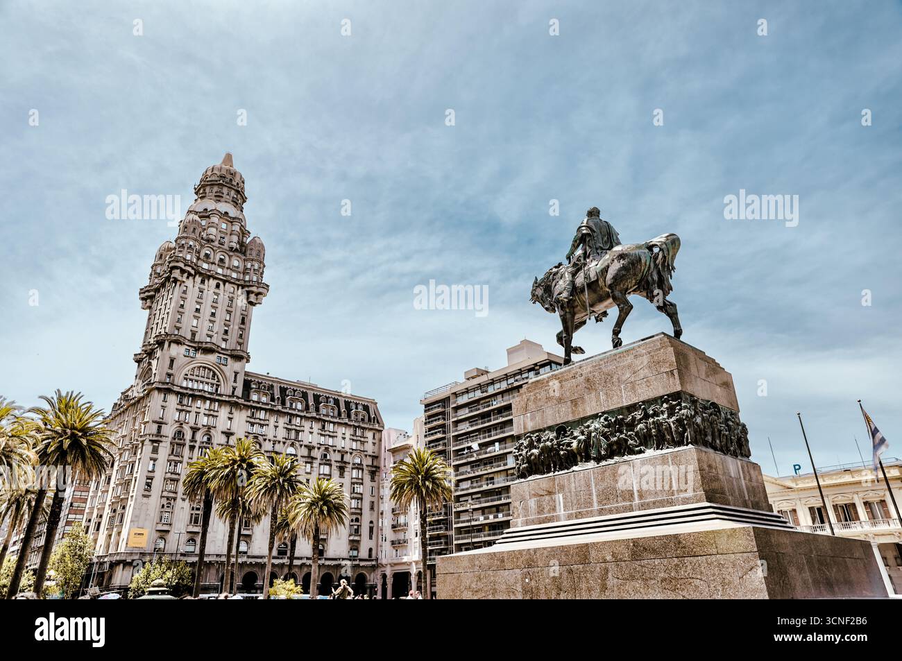 Monumento al generale José Gervasio Artigas in Plaza Independencia, la piazza più importante di Montevideo. Foto Stock