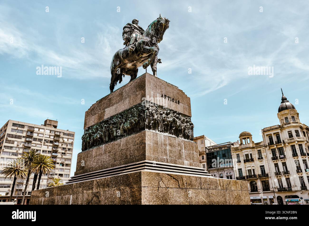 Monumento al generale José Gervasio Artigas in Plaza Independencia, la piazza più importante di Montevideo. Foto Stock