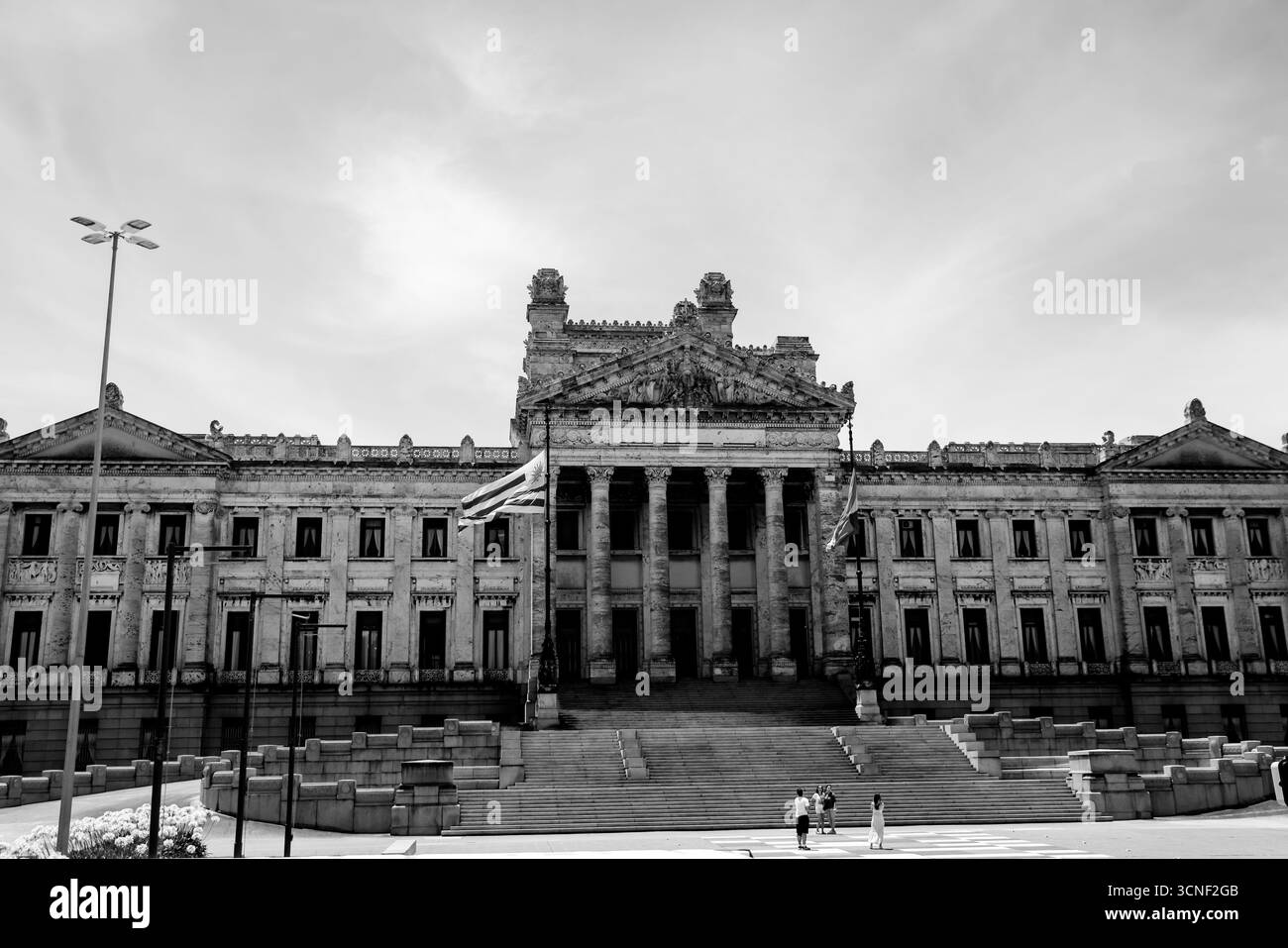 Fotografia in bianco e nero del Palacio legislativo, sede del Parlamento uruguaiano, che mostra la sua grande architettura neoclassica Foto Stock