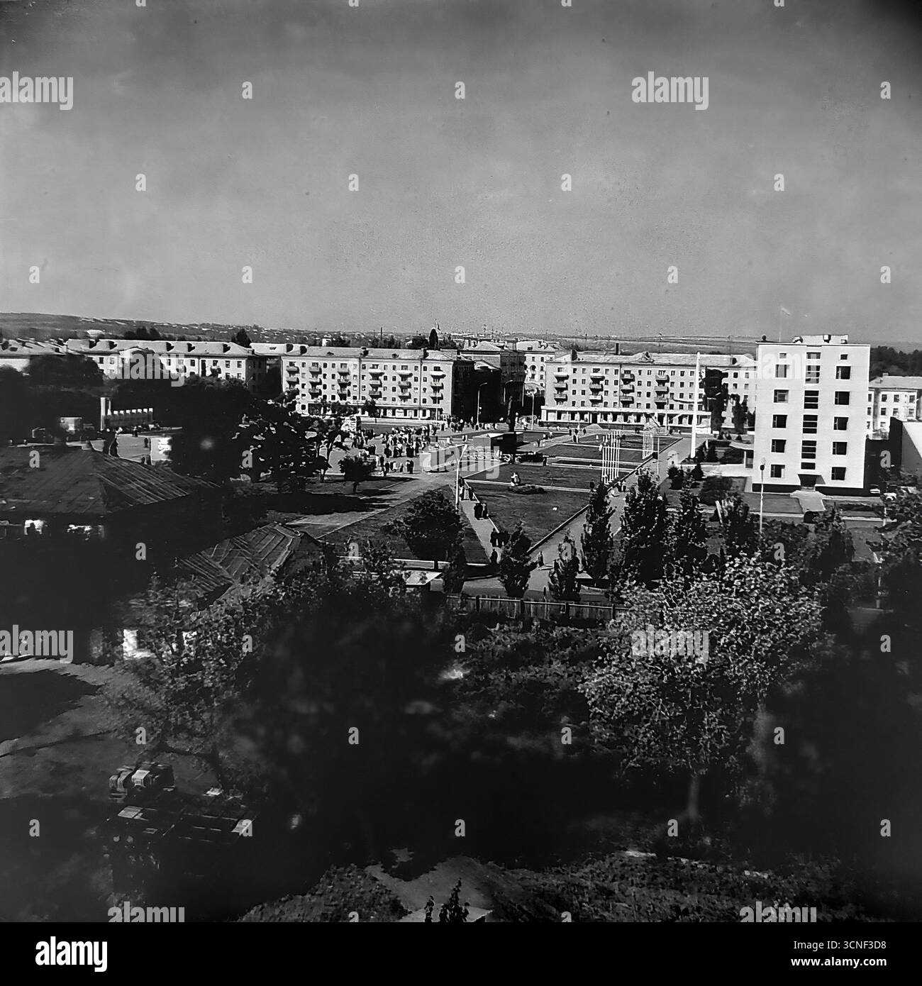 Una vista dell'edificio del consiglio cittadino in stile Impero stalinista sulla piazza centrale della Rivoluzione d'ottobre (ora Piazza Soborna) a Sloviansk, RSS Ucraina, nel 1980. Questa fotografia a colori d'archivio cattura l'atmosfera tranquilla della vita quotidiana in una città provinciale sovietica, mostrando l'architettura e il design urbano della tarda epoca sovietica Foto Stock