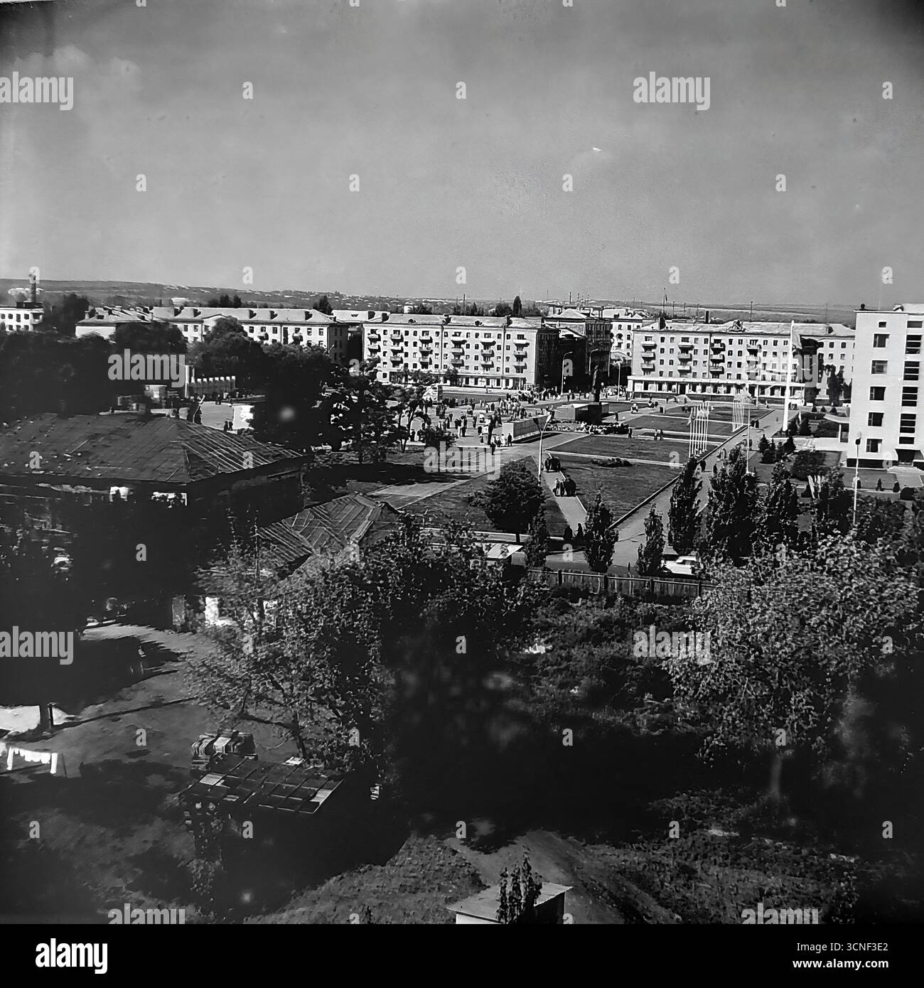 Una vista dell'edificio del consiglio cittadino in stile Impero stalinista sulla piazza centrale della Rivoluzione d'ottobre (ora Piazza Soborna) a Sloviansk, RSS Ucraina, nel 1980. Questa fotografia a colori d'archivio cattura l'atmosfera tranquilla della vita quotidiana in una città provinciale sovietica, mostrando l'architettura e il design urbano della tarda epoca sovietica Foto Stock