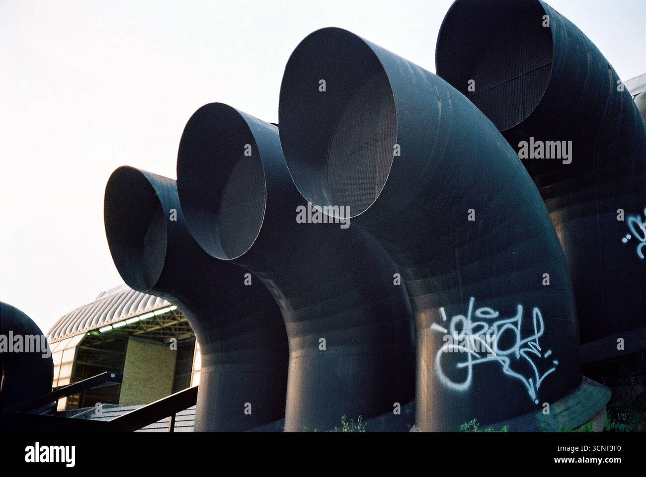 Foto analogica di condotti di ventilazione futuristici nel centro commerciale SPENS. Architettura brutalista con estetica industriale fantascientifica. Foto Stock