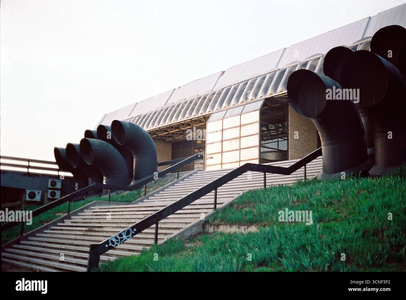 Foto analogica di condotti di ventilazione futuristici nel centro commerciale SPENS. Architettura brutalista con estetica industriale fantascientifica. Foto Stock