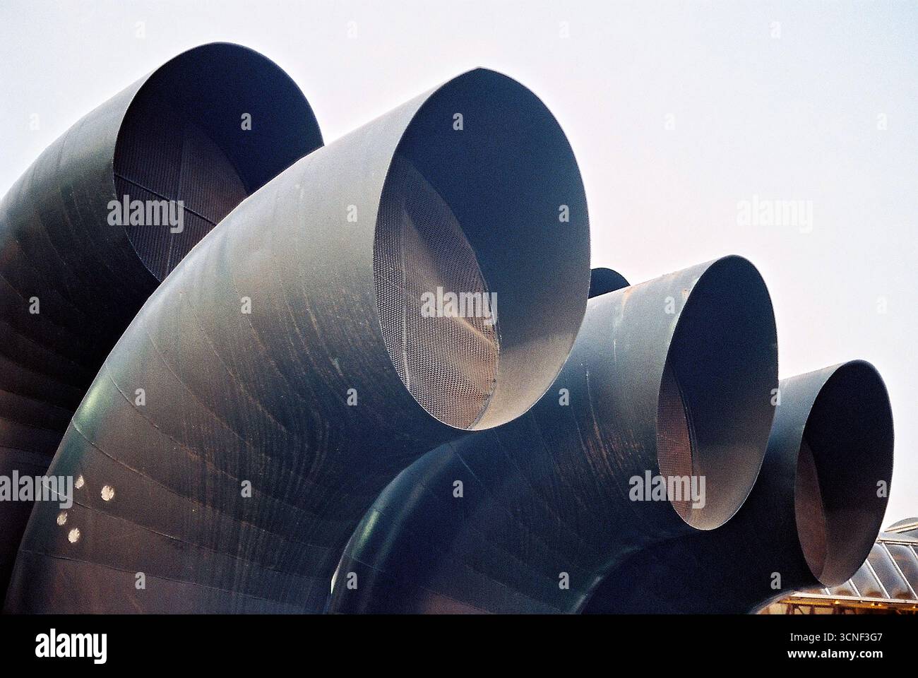Foto analogica di condotti di ventilazione futuristici nel centro commerciale SPENS. Architettura brutalista con estetica industriale fantascientifica. Foto Stock
