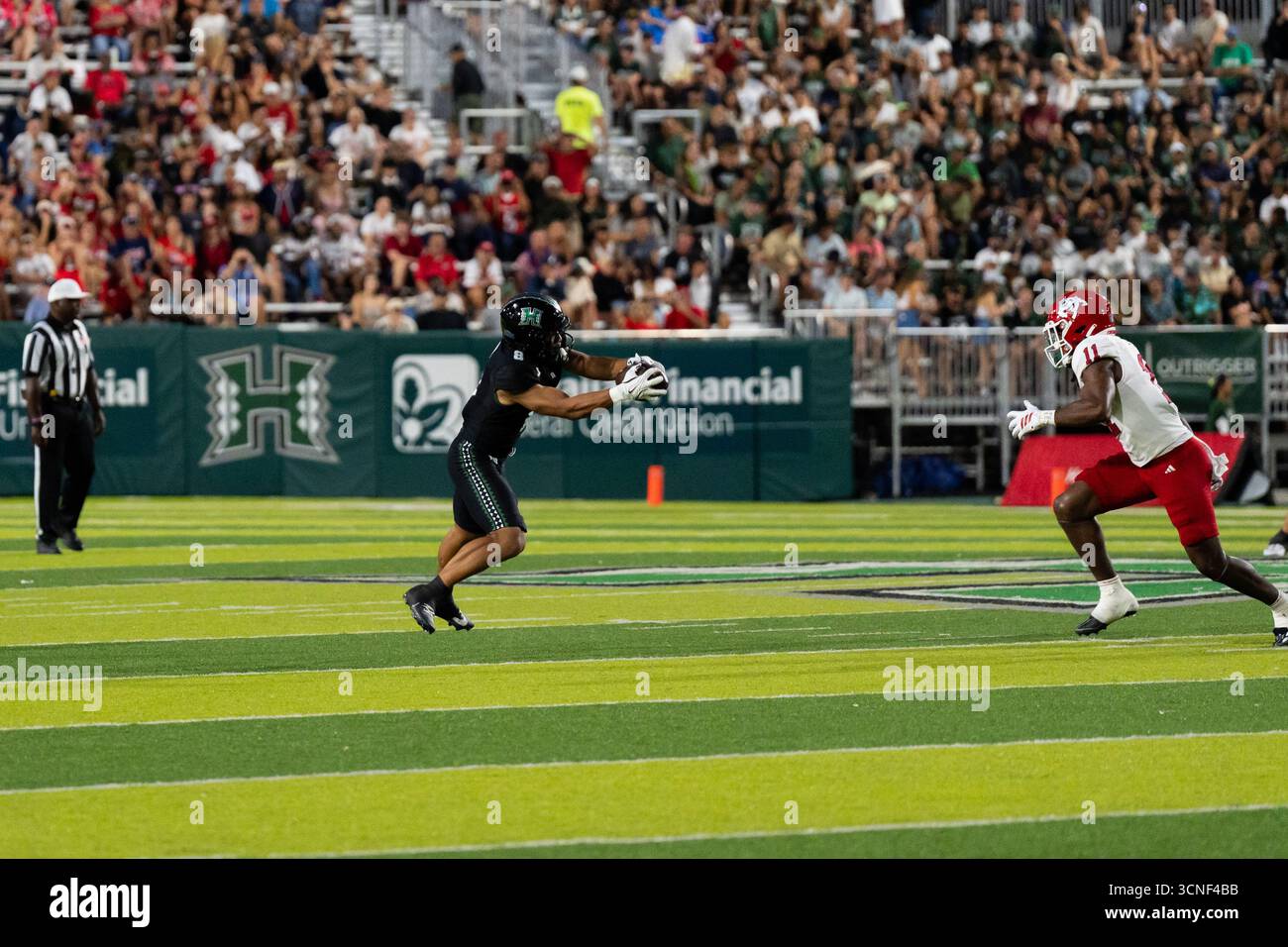 Honolulu, Hawaii, 20 settembre 2025. Il wide receiver n. 8 della University of Hawaii Warriors (L) Tama Uiliata fa una presa di forza eccessiva mentre il defensive back n. 11 Jayden Davis si chiude per il tackle in un match di rivalità contro Fresno State e la vittoria dei Bulldogs del 23-21. Crediti: Solomon Thompson/Alamy Live News Foto Stock
