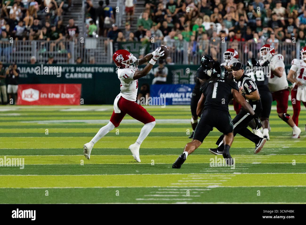 Honolulu, Hawaii, 20 settembre 2025. Il wide receiver #11 di Fresno State (L) Jayon Farrar salta a due mani mentre il defensive back n. 1 delle Hawaii (R) Peter Manuma si muove per il tackle nella vittoria dei Bulldogs del 23-21 sui Warriors. Crediti: Solomon Thompson/Alamy Live News Foto Stock