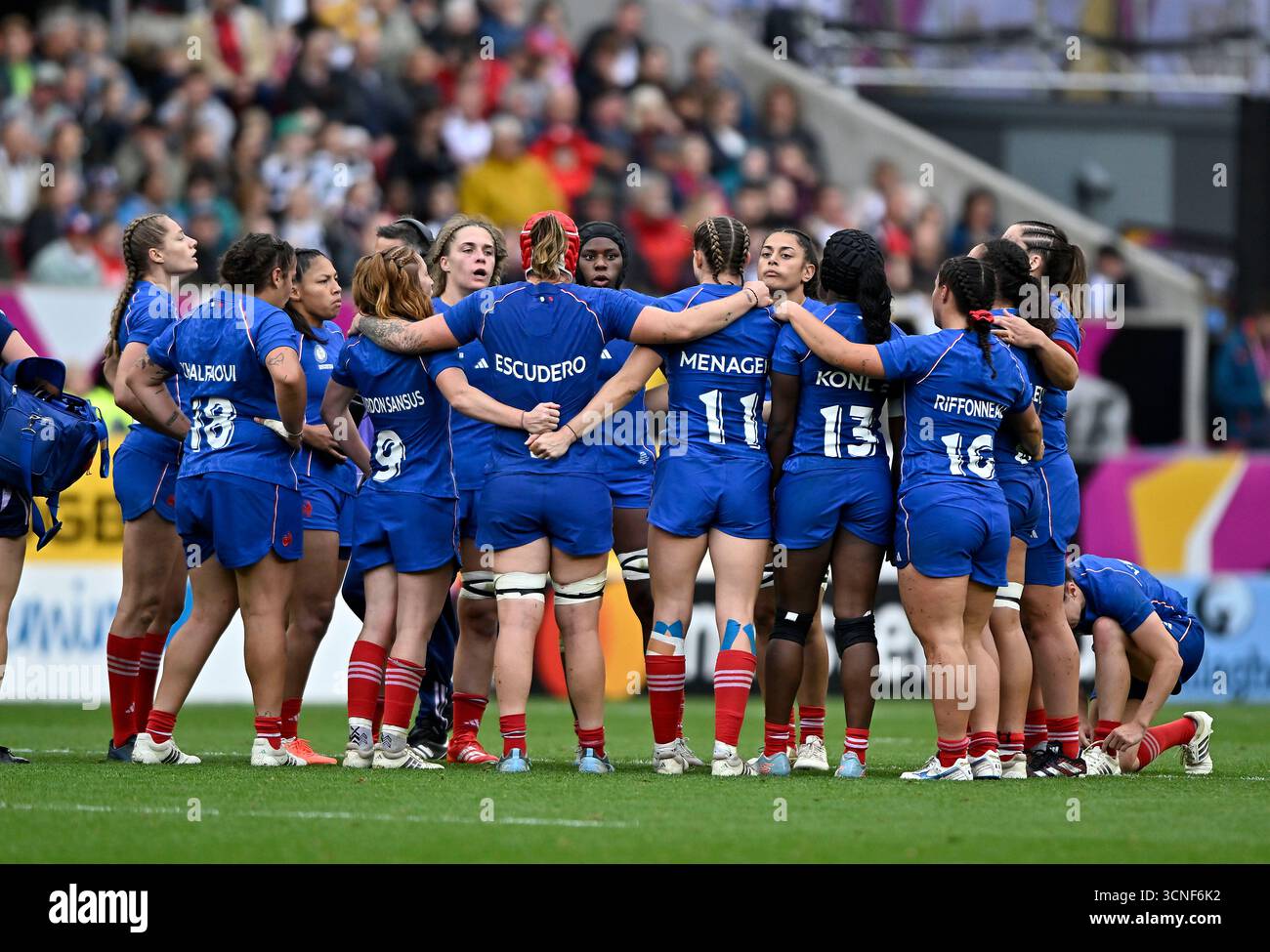Bristol, Regno Unito. 20 settembre 2025. Coppa del mondo di rugby femminile 2025. Francia V Inghilterra. Ashton Gate Stadium. Bristol. L'abbraccio francese durante la partita di rugby semifinale 2 della Coppa del mondo di rugby femminile Francia V Inghilterra. Crediti: Sport in foto/Alamy Live News Foto Stock