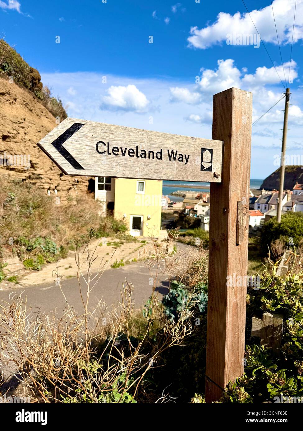 Un cartello con la Cleveland Way sulla North Yorkshire Coast, Inghilterra, Regno Unito Foto Stock