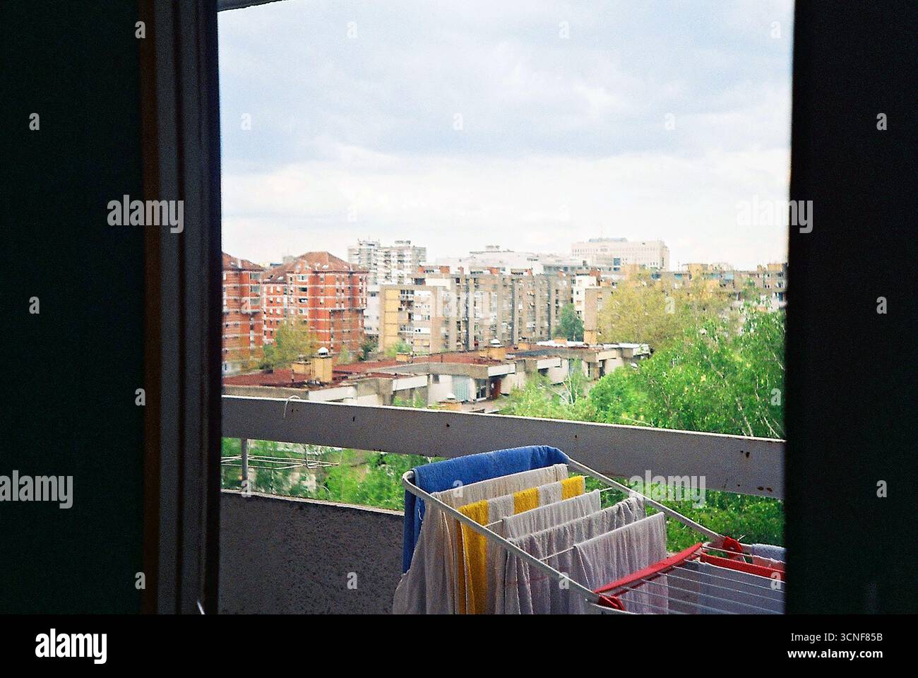 foto nalog di un edificio brutalista visto dalla finestra di un appartamento. Una vista tranquilla dell'architettura socialista e della vita quotidiana urbana. Foto Stock