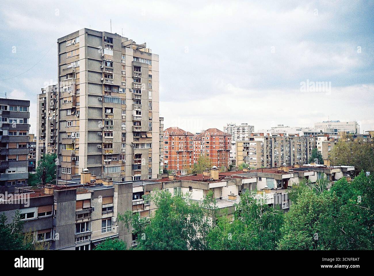 foto nalog di un edificio brutalista visto dalla finestra di un appartamento. Una vista tranquilla dell'architettura socialista e della vita quotidiana urbana. Foto Stock