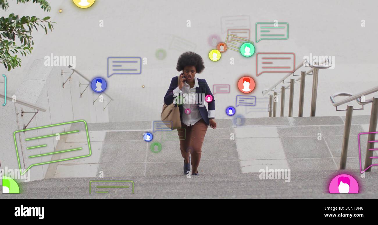 Un dirigente che porta una borsa da viaggio che parla sullo smartphone salendo gradini di pietra che mostrano avvisi Foto Stock