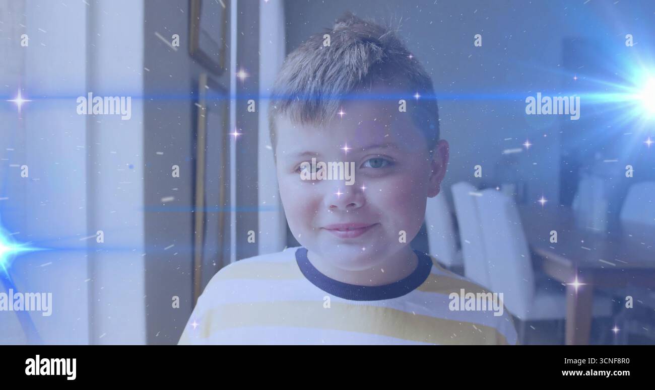 Ragazzo in piedi che indossa una t-shirt a righe nella zona pranzo con sedie da tavolo in legno con porta a vetri scorrevole Foto Stock