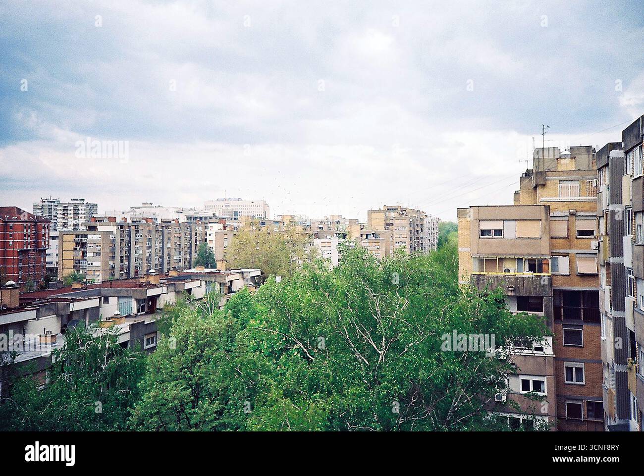 Foto analogica della lavanderia appesa ad asciugare su un balcone. Uno sguardo tranquillo sulla vita di tutti i giorni, incorniciato da luce, consistenza e quiete domestica. Foto Stock