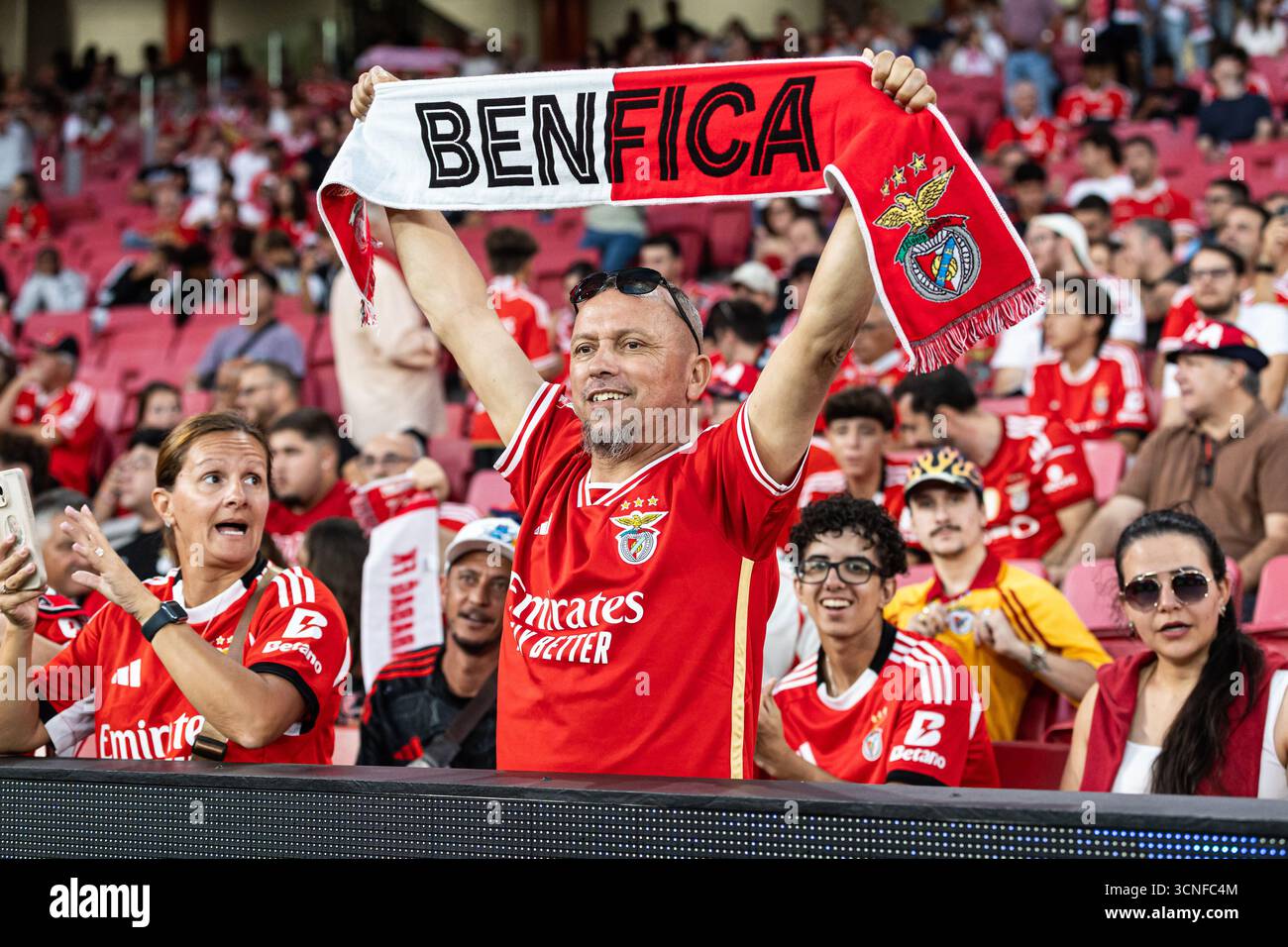 Lisboa, Portogallo. 16 settembre 2025. Il tifoso di SL Benfica mostra il suo berretto durante la fase MD1 della UEFA Champions League 2025/26 tra SL Benfica e Qarabag FK all'Estadio da Luz. Punteggio finale: SL Benfica 2 - 3 Qarabag FK. Credito: SOPA Images Limited/Alamy Live News Foto Stock