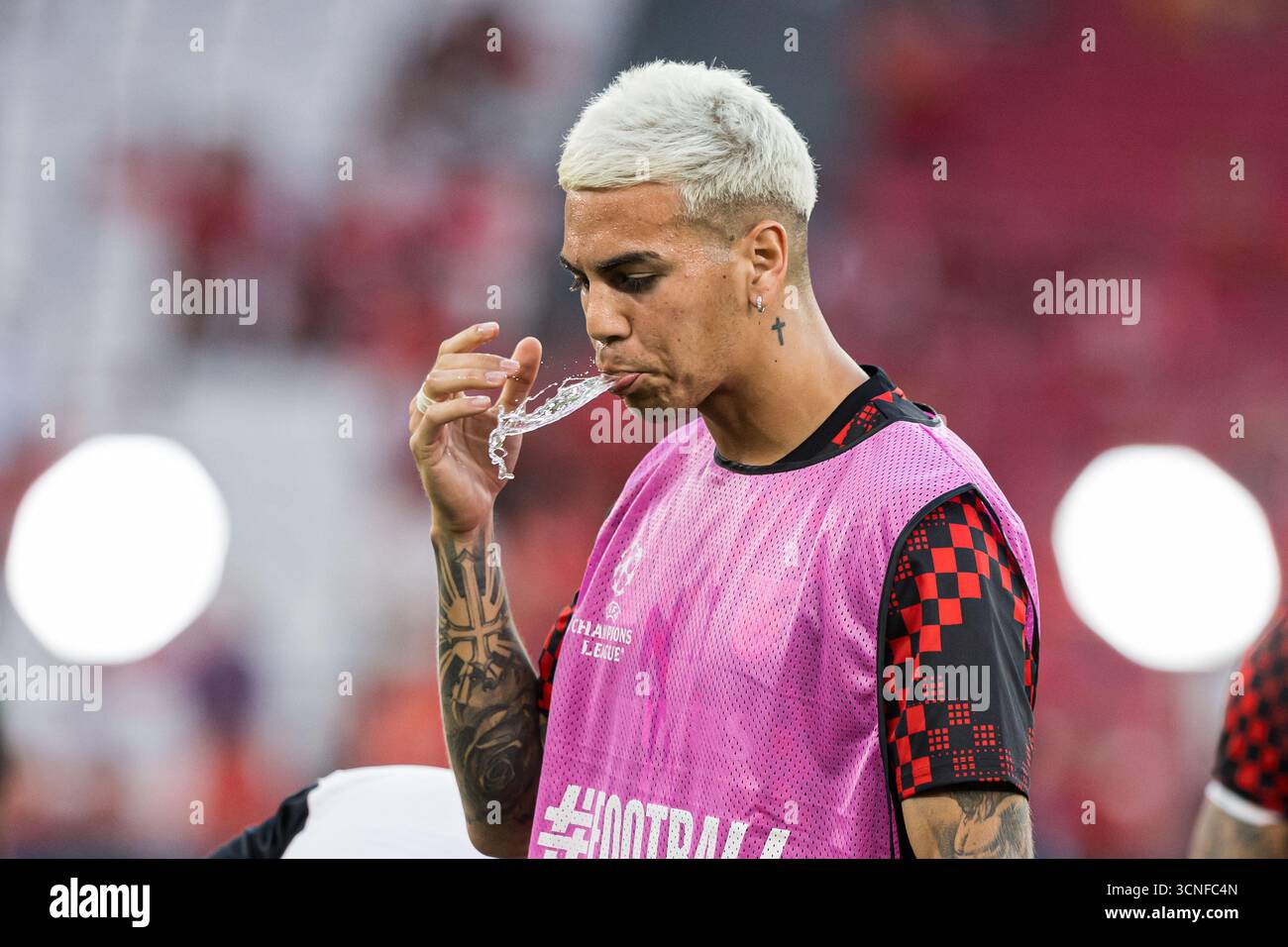 Lisboa, Portogallo. 16 settembre 2025. Enzo Barrenechea di SL Benfica visto in azione durante la fase MD1 della UEFA Champions League 2025/26 tra SL Benfica e Qarabag FK all'Estadio da Luz. Punteggio finale: SL Benfica 2 - 3 Qarabag FK. Credito: SOPA Images Limited/Alamy Live News Foto Stock