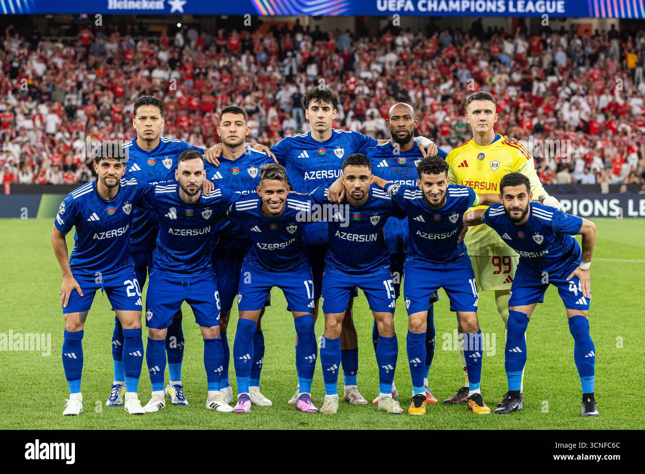 Lisboa, Portogallo. 16 settembre 2025. I giocatori del Qarabag FK si schierano durante la partita di fase MD1 della UEFA Champions League 2025/26 tra SL Benfica e Qarabag FK all'Estadio da Luz. Punteggio finale: SL Benfica 2 - 3 Qarabag FK. Credito: SOPA Images Limited/Alamy Live News Foto Stock