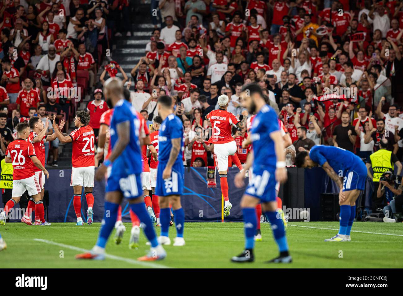 Lisboa, Portogallo. 16 settembre 2025. Enzo Barrenechea di SL Benfica festeggia durante la fase MD1 della UEFA Champions League 2025/26 tra SL Benfica e Qarabag FK all'Estadio da Luz. Punteggio finale: SL Benfica 2 - 3 Qarabag FK. Credito: SOPA Images Limited/Alamy Live News Foto Stock
