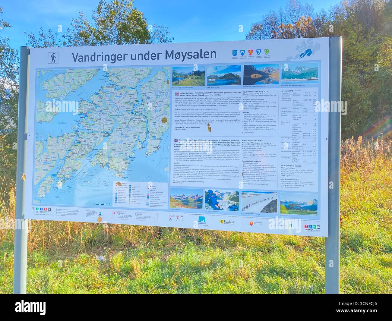Un cartello informativo per gli automobilisti in visita presso un layby nel Parco Nazionale Moysalen, un parco nazionale situato sull'isola di Hinnoya nel Lofo - Immagine stock catturata con smartphone