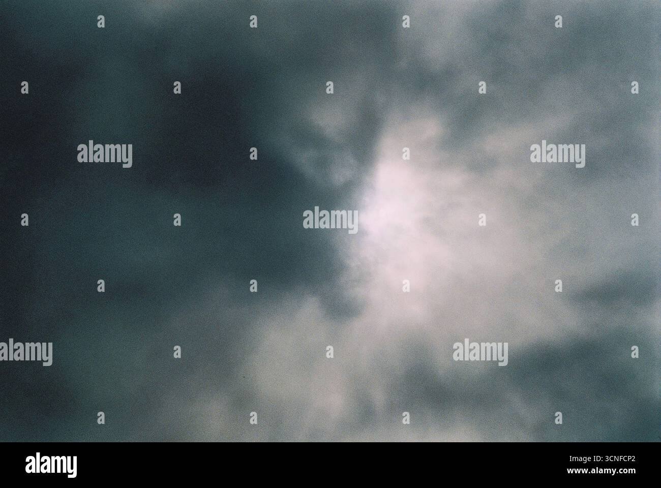 Fotografia analogica di nuvole catturate in modo poetico e astratto. Texture morbide, forme organiche e atmosfera emotiva in uno sguardo rivolto verso il cielo. Foto Stock